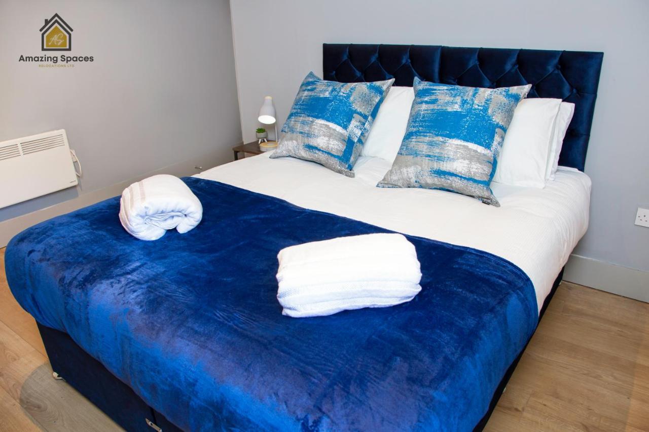 City Centre Comfort: 2-Bed Flat with WiFi Warrington Exterior photo
