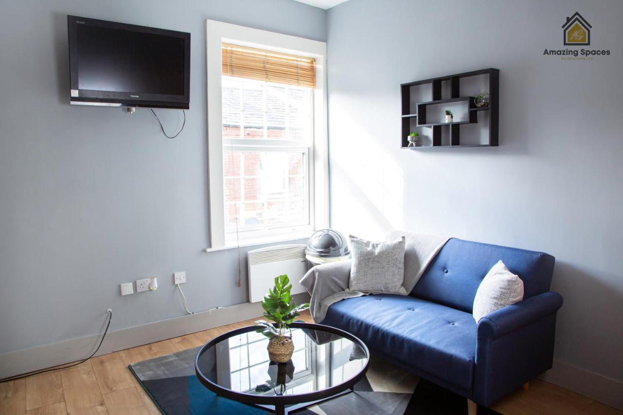 City Centre Comfort: 2-Bed Flat with WiFi Warrington Exterior photo