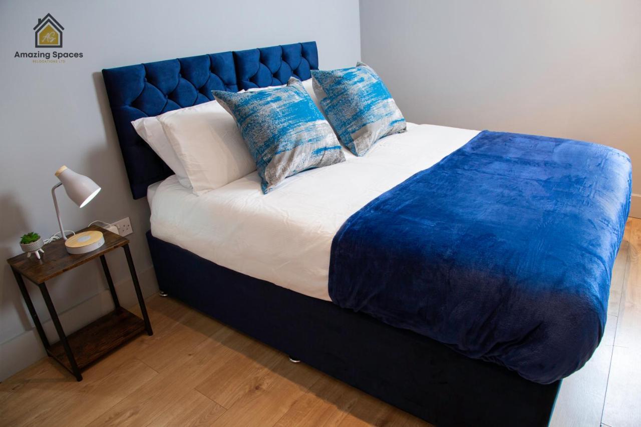City Centre Comfort: 2-Bed Flat with WiFi Warrington Exterior photo